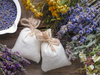 Duftsäckchen mit getrockneten Blüten von Lavendel und Heilkräutern.