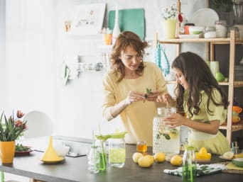 Recette à l'égopode : mère et fille préparent une délicieuse limonade aux plantes sauvages.