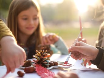Malen für Kinder – Kinder malen mit selbstgemachten Farben aus Naturmaterialien.