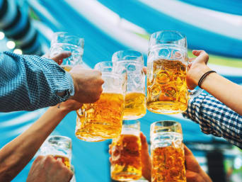 Feste della Birra in Italia: visitatori a un festival della birra brindano insieme.