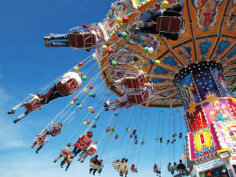 Bezoek het Oktoberfest: Wiesn bezoekers op een carrousel.