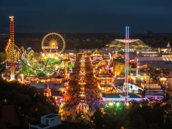 Öko-Wiesn: Oktoberfest-Attraktionen bei Nacht.