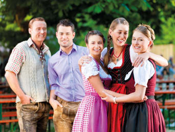 Dirndl C&A e Lederhosen C&A: un gruppo indossa i vestiti tipici per l’Oktoberfest.