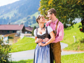 Abiti tradizionali bavaresi: una coppia in Tracht.