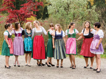 Un gruppo indossa Dirndi e abiti tradizionali bavaresi di diversi modelli.