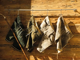 C&A Lederhosen Style-Guide: Verschiedene Lederhosen auf einer Kleiderstange.