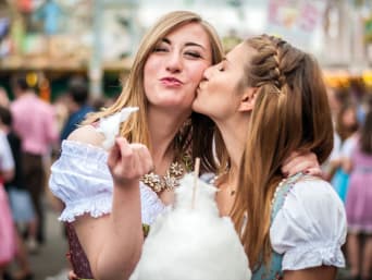 Informazioni Oktoberfest: due donne indossano il Dirndl all’Oktoberfest.