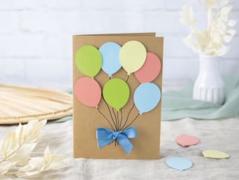 Tarjetas para los abuelos: ideas de manualidades para elaborar tarjetas con globos y corazones.