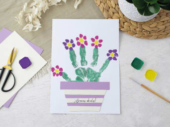 Tarjetas para los abuelos: manualidad con la huella de la mano del niño para hacer un ramo de flores.