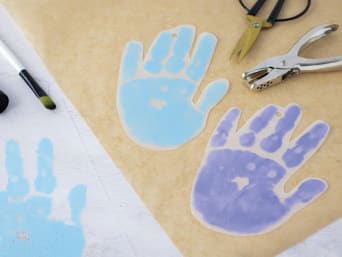 Cadeau grand-père : des empreintes de mains d’enfant sur du plastique fou pour créer un porte-clé.