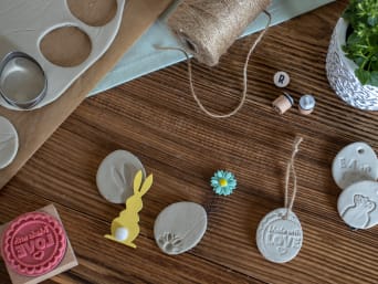 Manualidades de Pascua infantiles: decoración hecha de masa de sal para un ramo de Pascua.