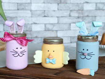 Manualidades de Pascua para niños: se pueden esconder unos dulces en los frascos.
