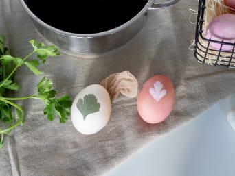 Colorare le uova sode e realizzare stampe con erbe e fiori.