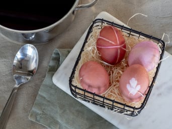 Eier natürlich färben: Bunte, natürlich gefärbte Ostereier auf einem Tisch.