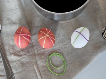 Paaseieren schilderen – Met rubberen elastiekjes kun je lijnen aanbrengen op het paasei.
