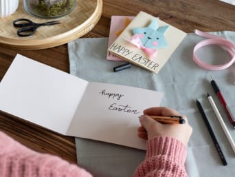 Tradition de Pâques : une carte de Pâques DIY avec un message écrit à la main.