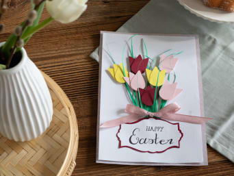 Osterkarte selber machen: Verziere deine Karte mit einem individuellen Osterspruch.