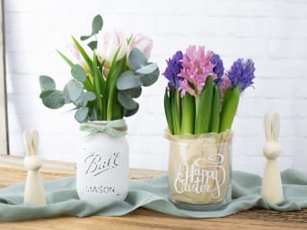 Regali di Pasqua: vaso riciclato con mazzo di fiori di Pasqua.