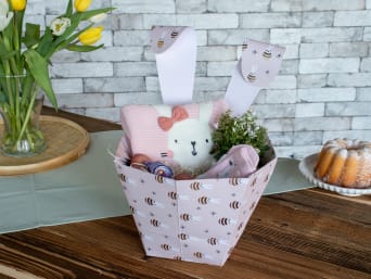 Tuto nid de Pâques bricolage : créer un panier de Pâques en origami comme emballage pour cadeaux.