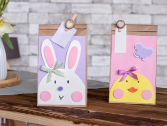 Nid de Pâques décoration : petites pochettes à cadeaux comme idée DIY.
