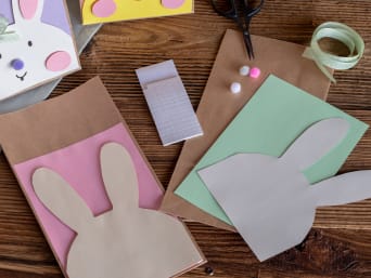 Manualidades para una cesta de Pascua: materiales necesarios para elaborar las bolsas para los regalos de Pascua.