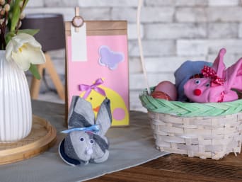 Histoire du lapin de Pâques : un panier de Pâques pour enfant et des décorations faites à la main.