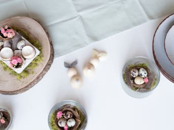 Déco table Pâques nature : une table avec des œufs et lapins en décoration pour Pâques.