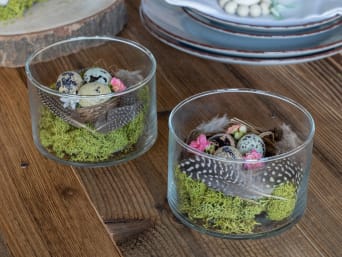 Ozdoby na stół wielkanocny - samodzielnie wykonana dekoracja z mchu jajek i piórek.