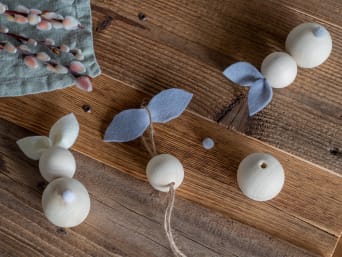 Paasdecoratie zelf maken – De houten paashazen kun je samen met je kinderen in elkaar knutselen