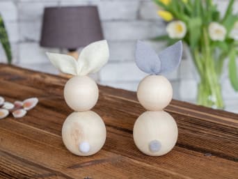 Decorazioni pasquali tavola: due coniglietti pasquali fai da te con orecchie e coda.