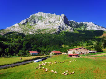 Turismo activo en el País Vasco: vistas del pueblo de Arrazola, en las inmediaciones del Parque Natural de Urkiola.