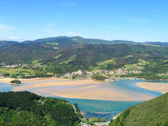 Turismo activo en el País Vasco: en Urdaibai se pueden practicar deportes acuáticos como el surf, el paddle surf o el descenso en canoa.