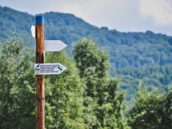 Trasy turystyczne w Bieszczadach – znak wskazuję drogę do siedziby Bieszczadzkiego Parku Narodowego (BPN)  w Ustrzykach Górnych.