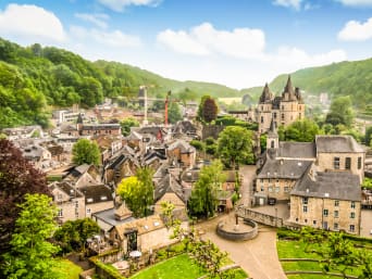 Uitzicht over Durbuy: een plek omgeven door natuur.