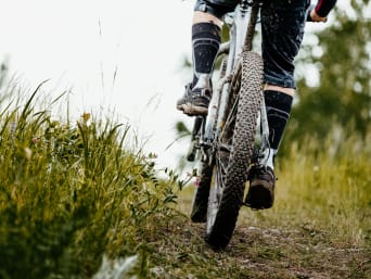 Mountainbiken in de Ardennen – fietser racet door de natuur.