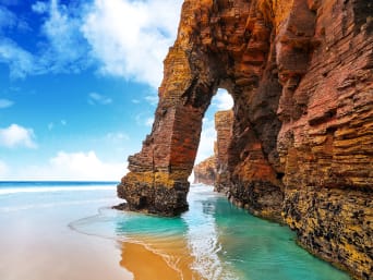 Rutas de senderismo por Lugo: imagen de la playa de las Catedrales, en Ribadeo.