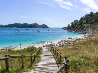 Actividades al aire libre en Galicia: vistas de una de las playas de las islas Cíes.