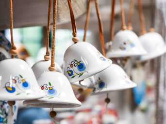 Wczasy na Kaszubach: porcelanowe dzwonki z kaszubskimi motywami.
