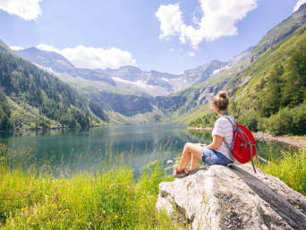 Wandern im Salzburger Land: Wanderin macht eine Pause am Rotgüldensee. Wandern im Salzburger Land: Wanderin macht eine Pause am Rotgüldensee.