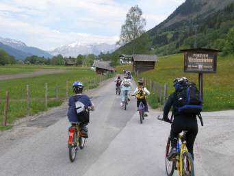 Salzburger Radwege: Familie auf Radtour im Salzburger Land. Salzburger Radwege: Familie auf Radtour im Salzburger Land.