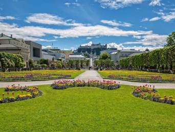 Ausflugsziele im Salzburger Land: Idyllischer Mirabellgarten mit Blick auf Schloss Hohensalzburg. Ausflugsziele im Salzburger Land: Idyllischer Mirabellgarten mit Blick auf Schloss Hohensalzburg.