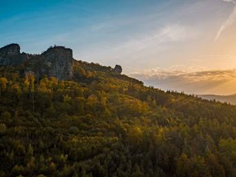 Aktivurlaub im Sauerland: Bruchhauser Steine im Rothaargebirge bei Sonnenuntergang.