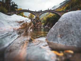 Schöne Orte im Tessin: Ponte dei Salti im Verzascatal. Schöne Orte im Tessin: Ponte dei Salti im Verzascatal.