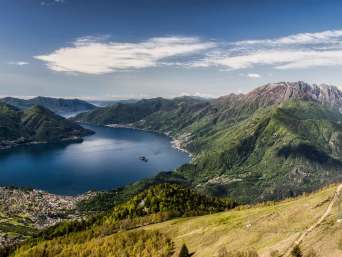 Schweizer Kanton Tessin: Blick auf den Lago Maggiore mit Locarno. Schweizer Kanton Tessin: Blick auf den Lago Maggiore mit Locarno.