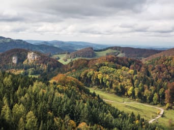 Jura: Blick auf den Kanton Basel mit herbstlich verfärbten Wäldern.