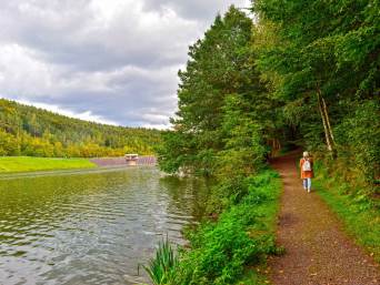 Wandern im Odenwald: Wanderin am Marbach-Stausee. Wandern im Odenwald: Wanderin am Marbach-Stausee.