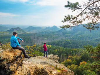 Wandern Sächsische Schweiz: Zwei Wanderer genießen die Aussicht.