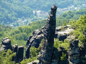 Klettern Sächsische Schweiz: Blick auf die Tante, einen markanten Felspfeiler nahe Wehlen.