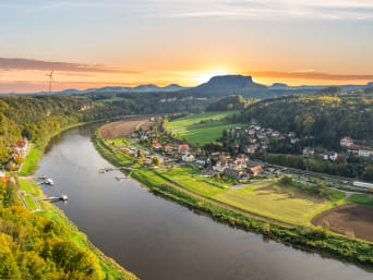 Sächsische Schweiz: Wandern und Radfahren entlang des Elbufers nahe Rathen.