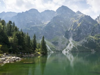 Szlaki w Tatrach – turyści nad Morskim Okiem.